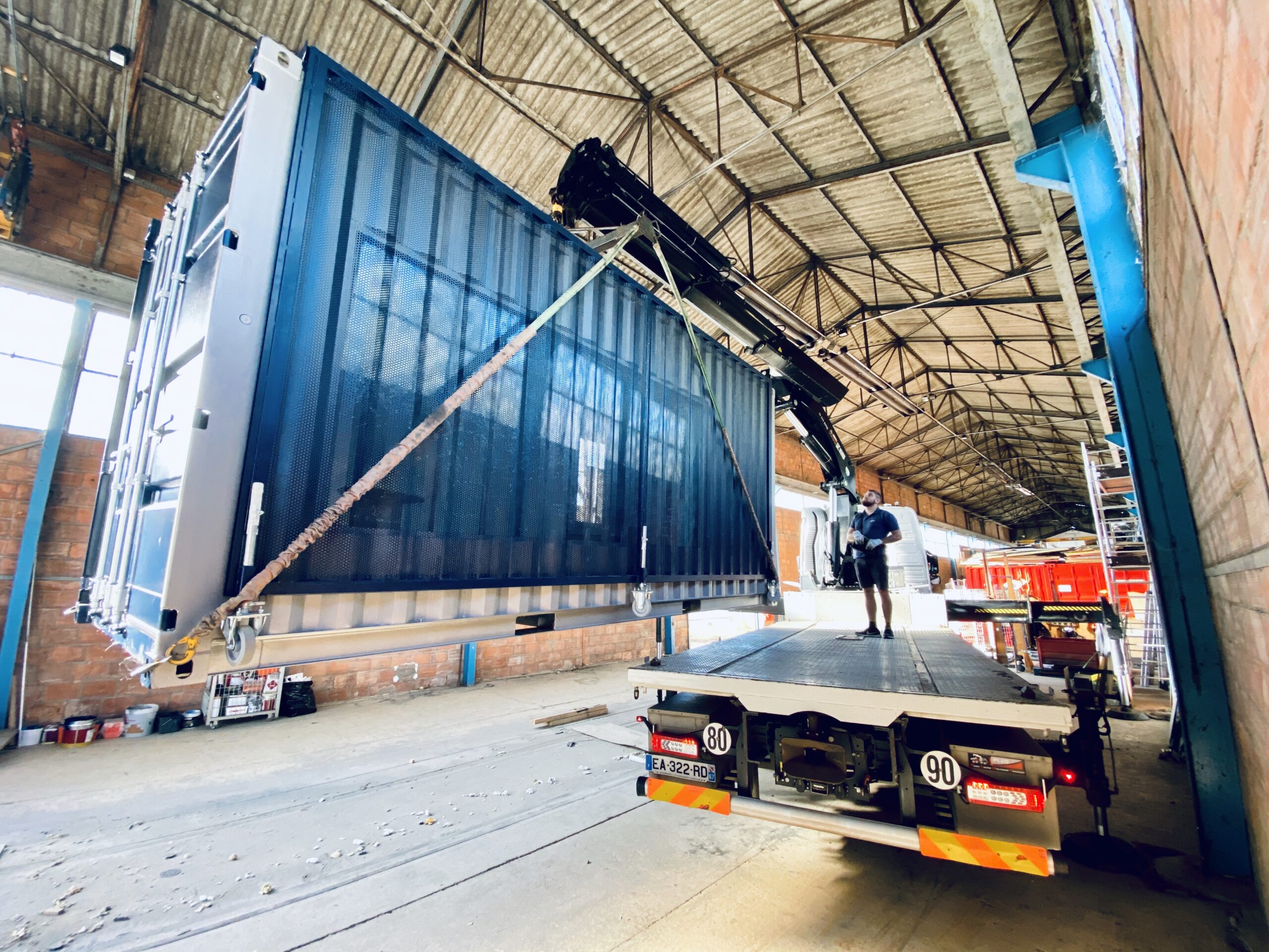 Transport en camion grue du container "boite de Pandore"